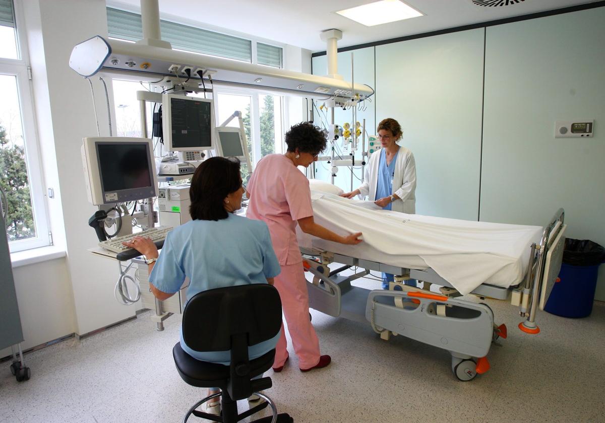 Varias enfermeras en el aula de cuidados del Hospital Donostia.