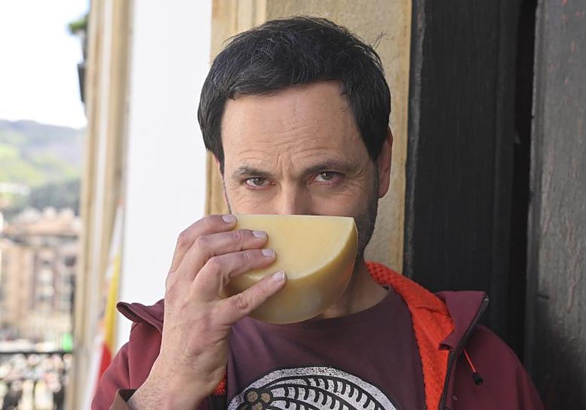 Eneko Goiburu percibe el aroma de uno de sus quesos ganadores.