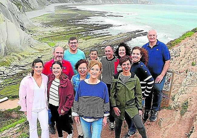 Arrizabalaga junto a miembros del PNV de Gipuzkoa, en el flysch.