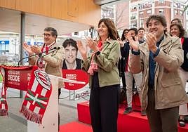 Patxi López e Idoia Mendia, con bufandas del Athletic al cuello, arroparon este domingo a Eneko Andueza en un acto en Santurtzi.
