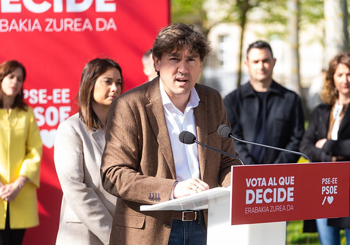 Eneko Andueza, en un acto de campaña este lunes en Vitoria.