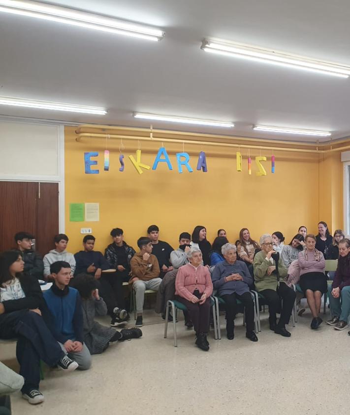 Imagen secundaria 2 - Komunitateari laguntzeko begirada