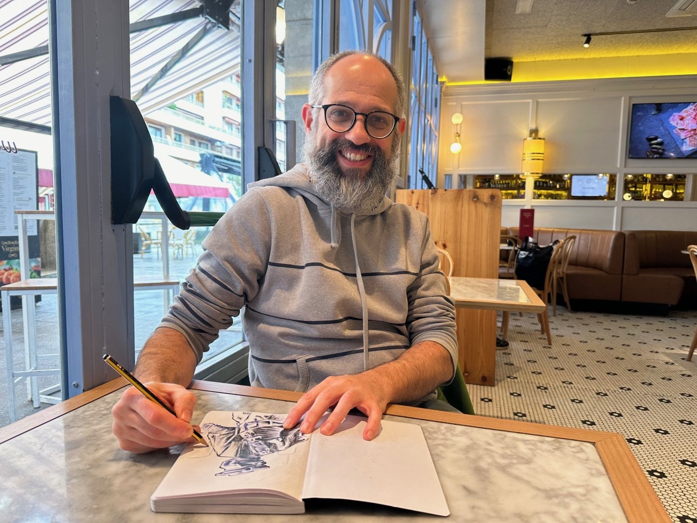 Jorge Madejón con uno de sus dibujos en Irun.