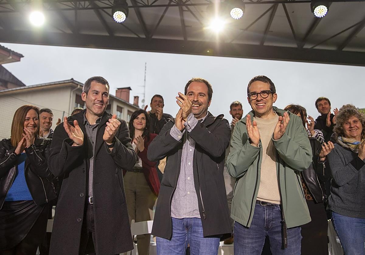 Arkaitz Rodriguez, secretario general de Sortu, Andoni Alvarez, alcalde de Andoain, y Pello Otxandiano, candidato a lehendakari.