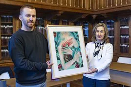 Beñat Arruti recibe el premio de Poesía Donostia Hiria, que incluye un cuadro de Imanol Larrinaga.