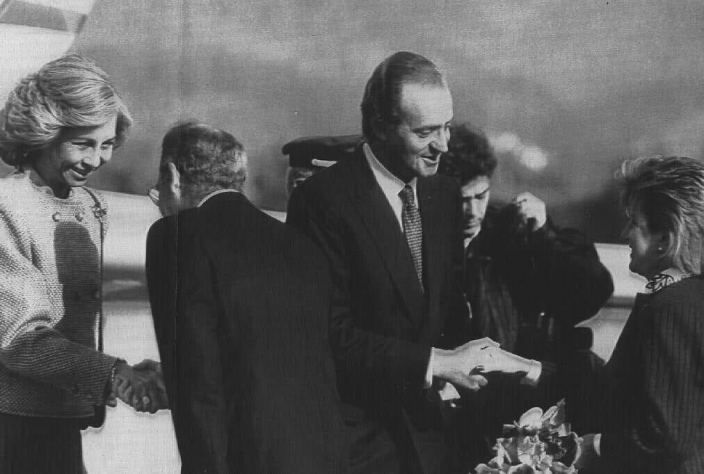 Los Reyes, a su llegada al aeropuerto de Sondika, estrechan las manos del lehendakari José Antonio Ardanza y de su esposa, María Glori Urteaga. Tomó parte en la inauguración del curso de la Universidad de Deusto, que celebraba los cien años de su fundación.