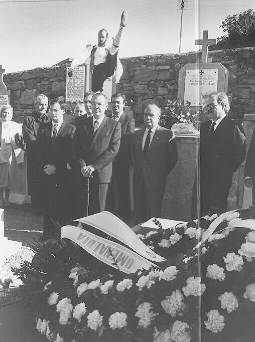 El lehendakari Ardanza durante el homenaje al modisto Cristóbal Balenciaga en el cementerio de Getaria. Acompañado de Mariano Camio, Joseba Arregi, Imanol Murua y José Luis Telleria.