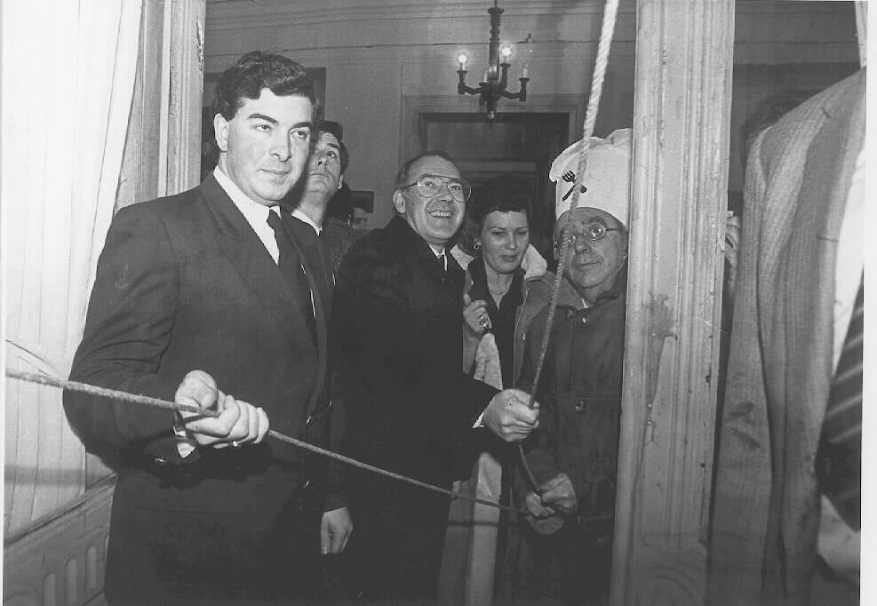 José Antonio Ardanza y el alcalde de Donostia, José Ramón Labayen, durante la izada de la bandera de Donostia en la Tamborrada.