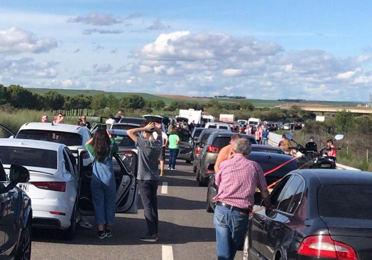 Caravana de coches de aficionados a la altura de Extremadura.