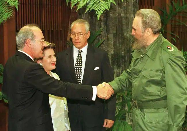 Ardanza saluda a Fidel Castro.