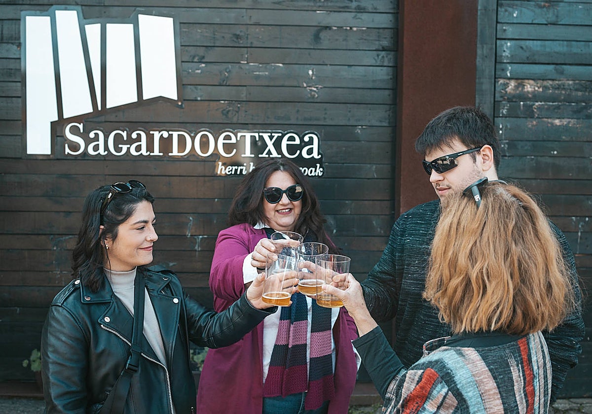 Visitantes que han acudido estos días al museo de la sidra.