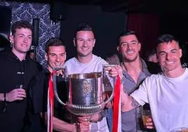 Agirrezabala, Ruiz de Galarreta, Guruzeta, Yuri Berchiche y Dani García, conn el título de Copa del Athletic.
