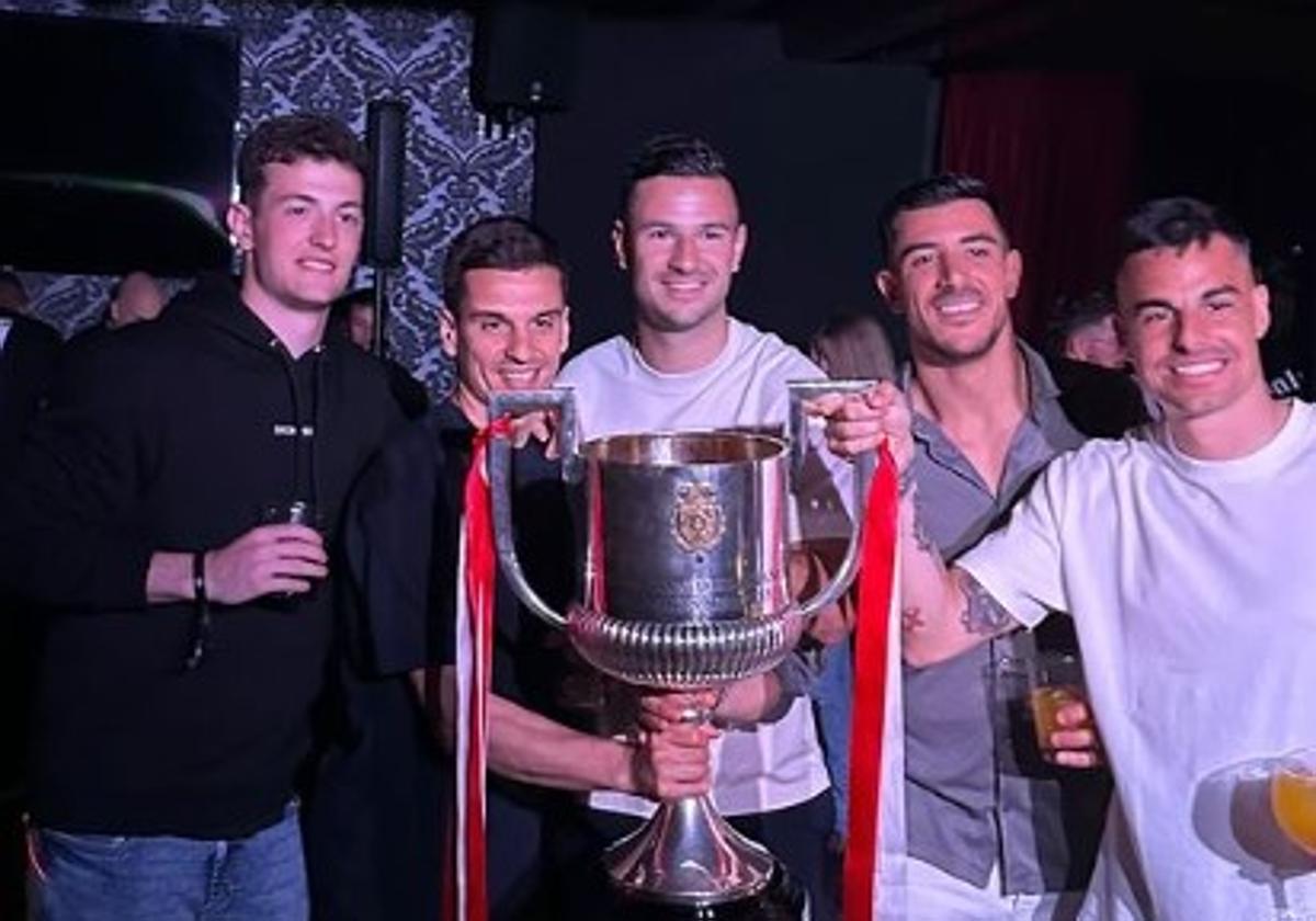 Agirrezabala, Ruiz de Galarreta, Guruzeta, Yuri Berchiche y Dani García, conn el título de Copa del Athletic.