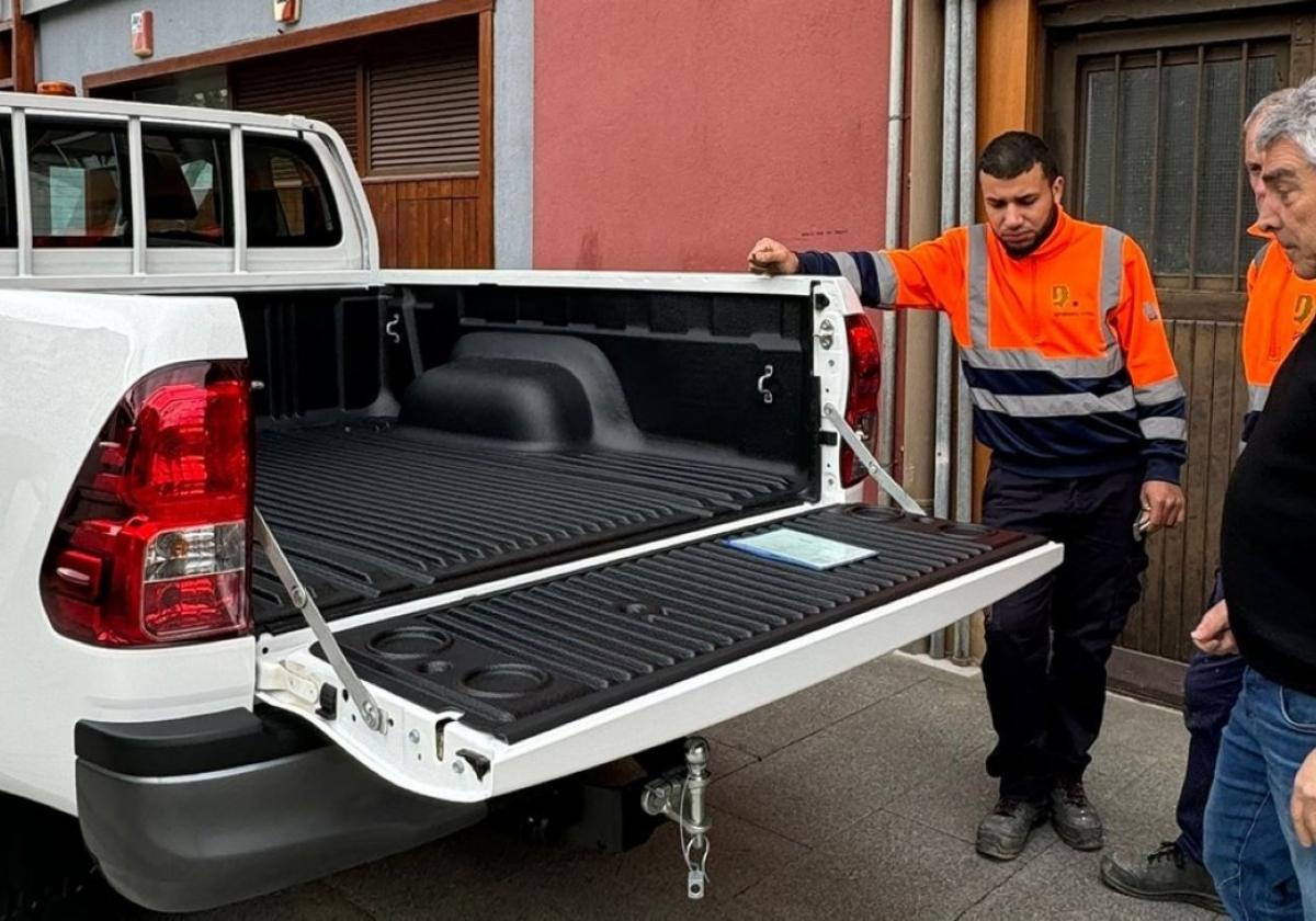 Trabajadores municipales, ante el nuevo Pick-Up, especialmente diseñado para el transporte de materiales.