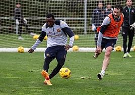 Becker dispara a portería y Oyarzabal trata de impedirlo.