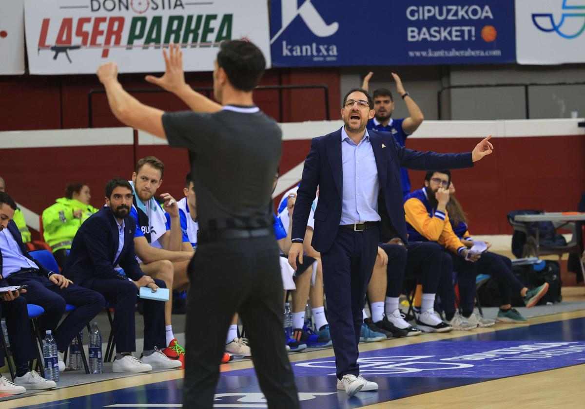 Lolo Encinas, en el partido que dirigió al San Pablo Burgos en el Angulas Aguinaga Arena contra el Gipuzkoa Basket.