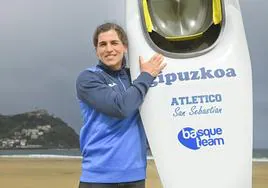 Maialen Chourraut posa en la playa de La Concha con su piragua del Club Atlético San Sebastián.