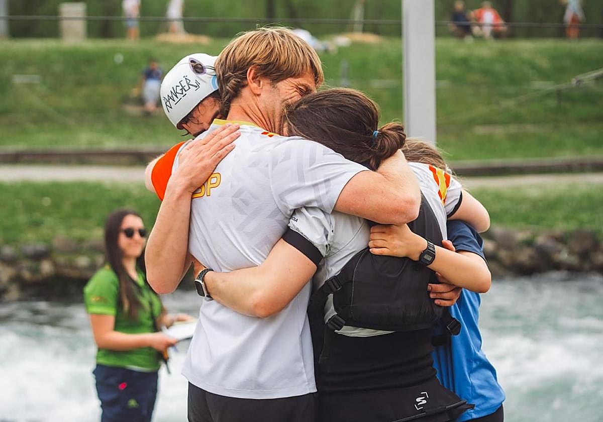 Xabi Etxaniz abraza a su hijo Pau, Maialen Chourraut y su hija Ane.
