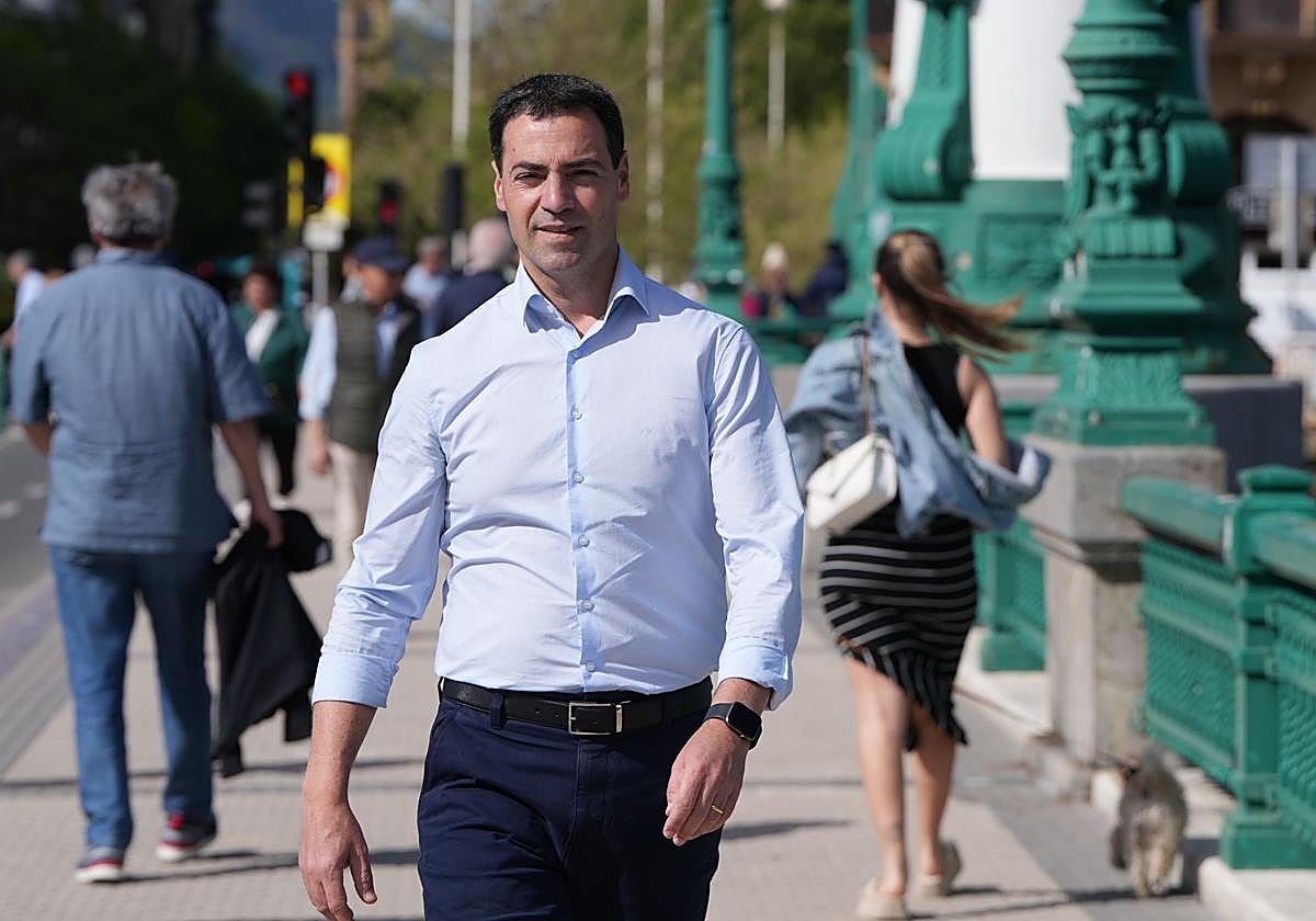 La agenda electoral de un candidato está repleta de citas y de cifras, de encuentros y de viajes. Muchos kilómetros, muchas entrevistas y debates, bastantes saludos y pocos momentos de calma para pararse a pensar un rato. Cada vez que viene a Donostia, el aspirahte del PNV, Imanol Pradales tiene verdadera atracción por el litoral y los paseos que dan al mar, como el de la imagen, en el Puente de la Zurriola, captada el pasado lunes.