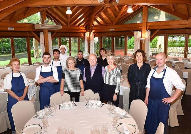 El equipo del Salegi posa en uno de los salones del restaurante.