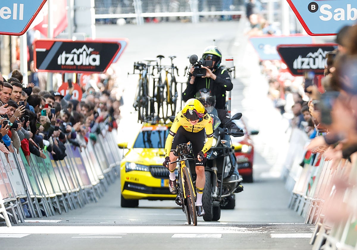 Vingegaard, en la crono inicial dela Itzulia en Irun.