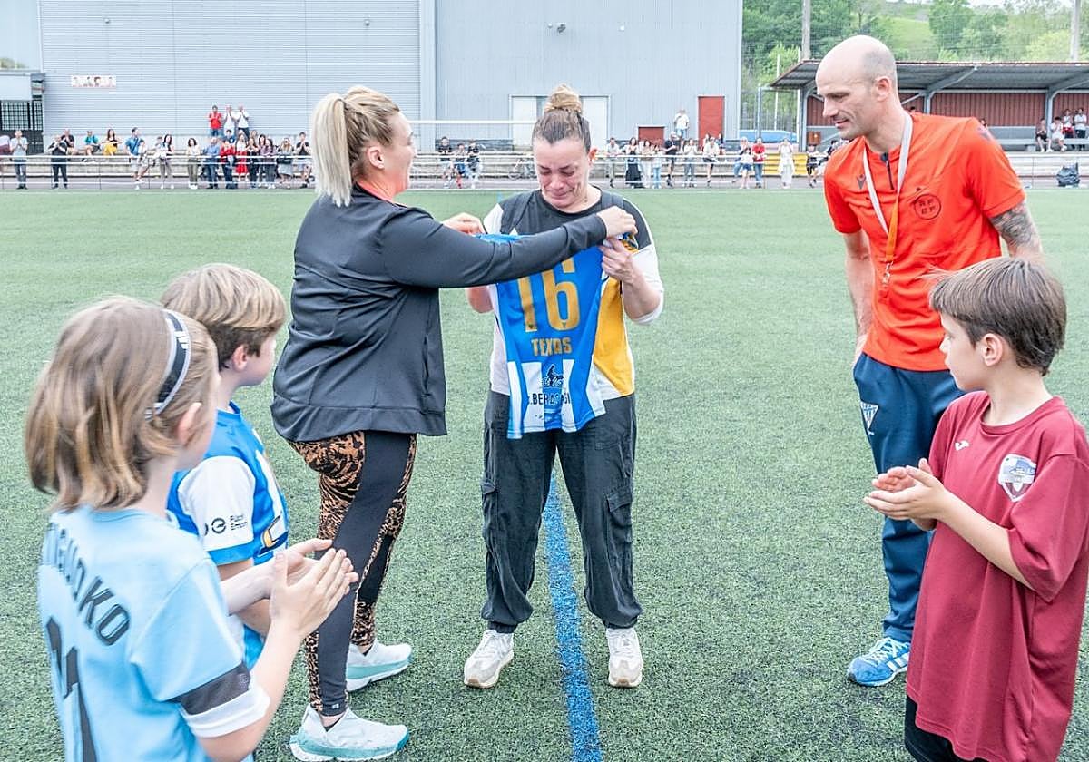 Patricia Martín, madre de Yeray Rodríguez, recibió la camiseta del club de la mano de la concejala de Deportes, Goizalde Pildain.
