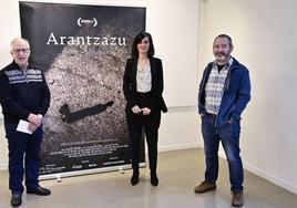 La directora general de Arantzazulab, Naiara Goia entre el ministro provincial de la Provincia Franciscana de Arantzazu, Joxe Mari Arregi; y el director del documental, Pello Sarasua.