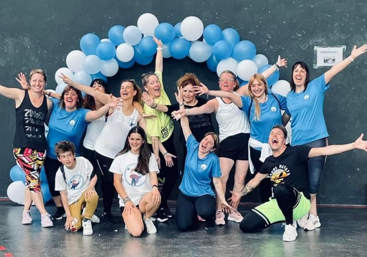 Organizadores y participantes posan en el photocall de la anterior edición del zumbatón solidario.