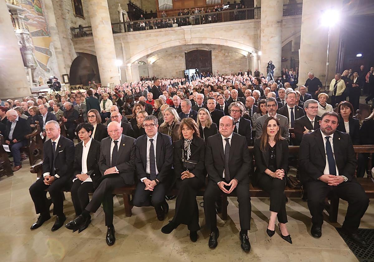 Iñigo Urkullu, Juan José Ibarretxe, Patxi López, Andoni Ortuzar, Bakartxo Tejeria y Unai Hualde, entre otros, en la basílica de Elorrio donde se ha oficiado el funeral por José Antonio Ardanza.