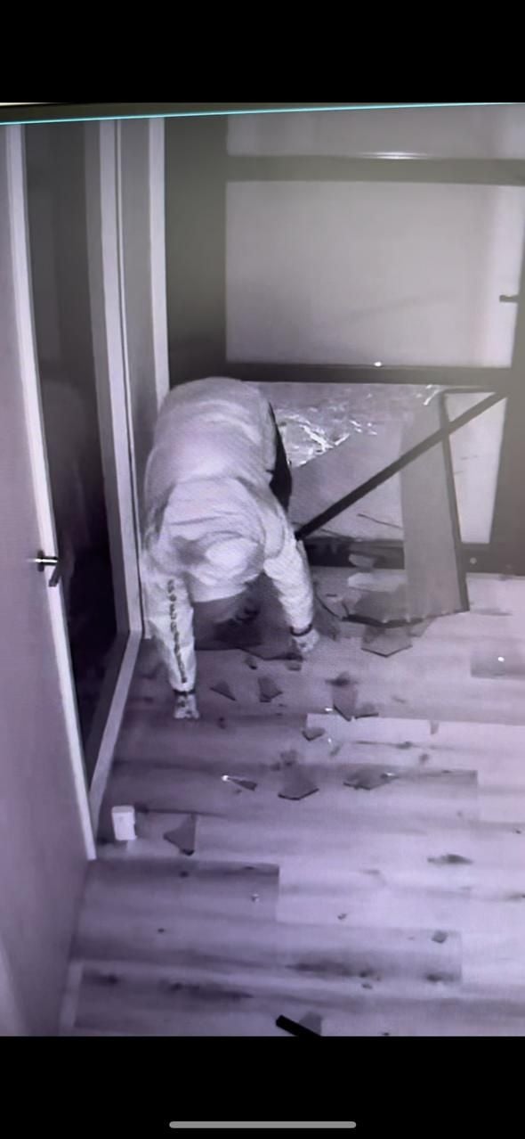 Momento en el que una cámara capta el instante en que una persona accede al interior de la fisoterapia Mugi rompiendo un cristal.