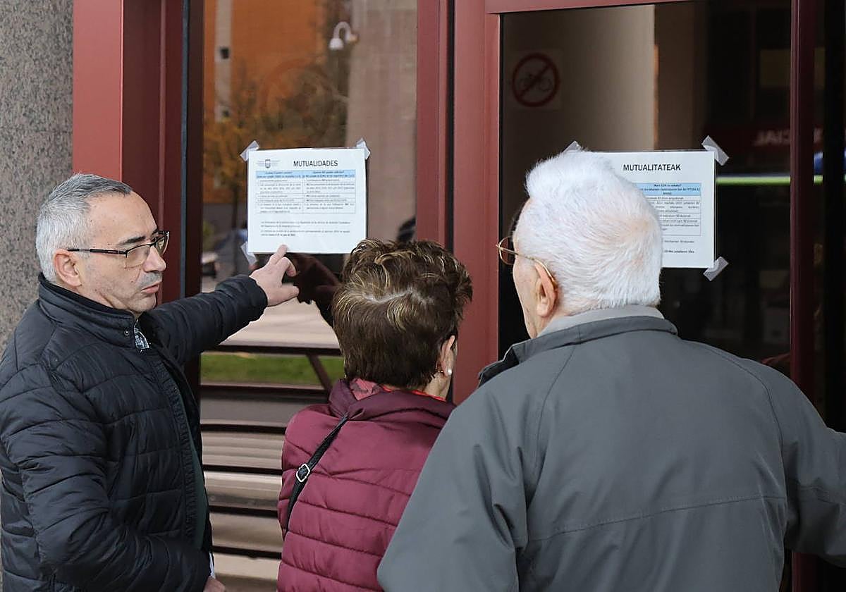 Mutualistas observan los carteles colgados en la Hacienda explicando cómo recurrir la devolución de los años prescritos
