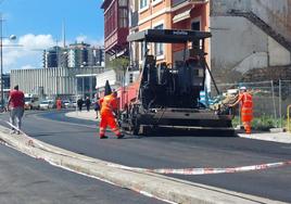 Los operarios trabajando ayer en el asfaltado de la calzada de Arraunlari.