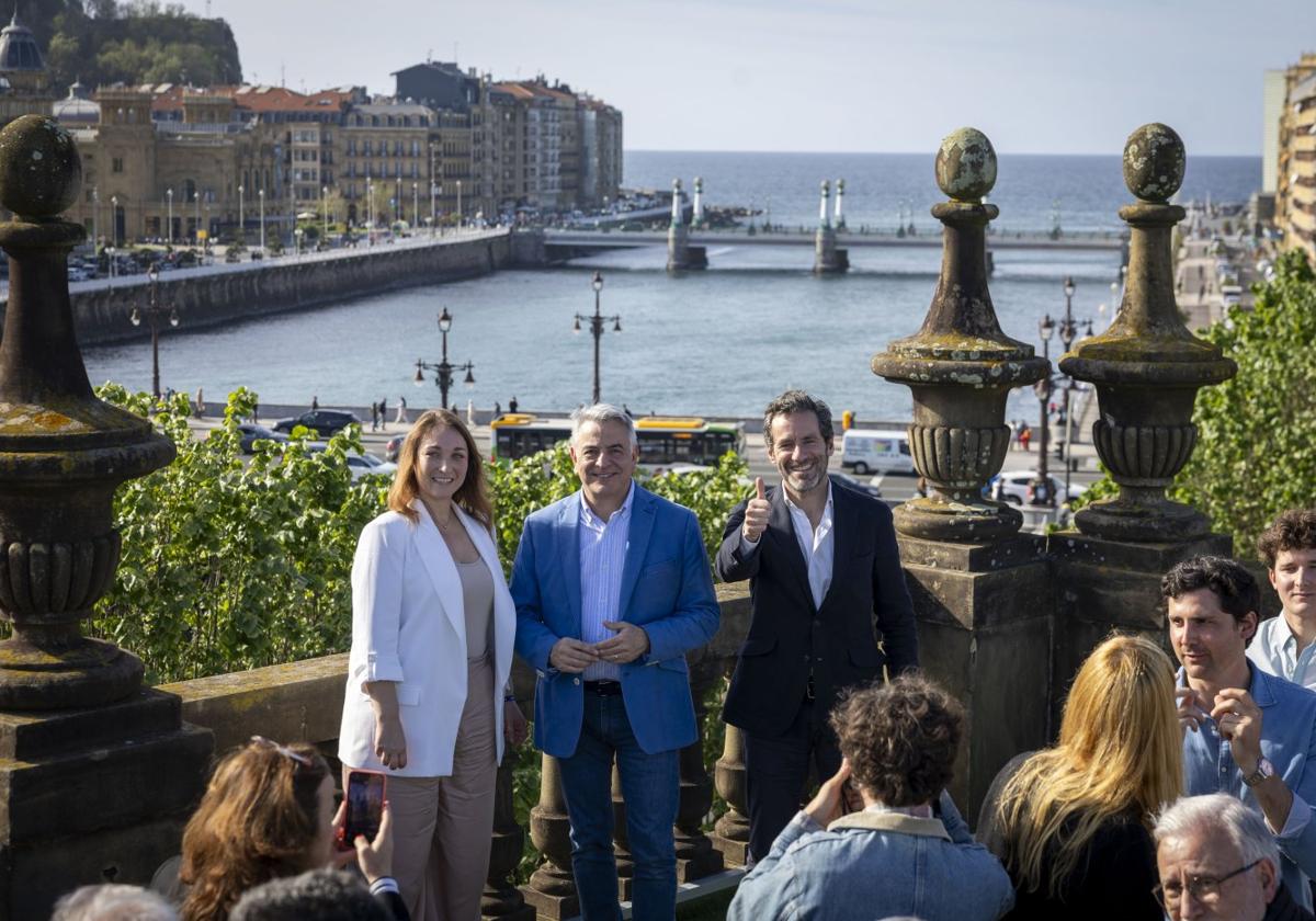 Larrea, De Andrés y Sémper, con el Urumea de fondo, en el acto en Donostia.