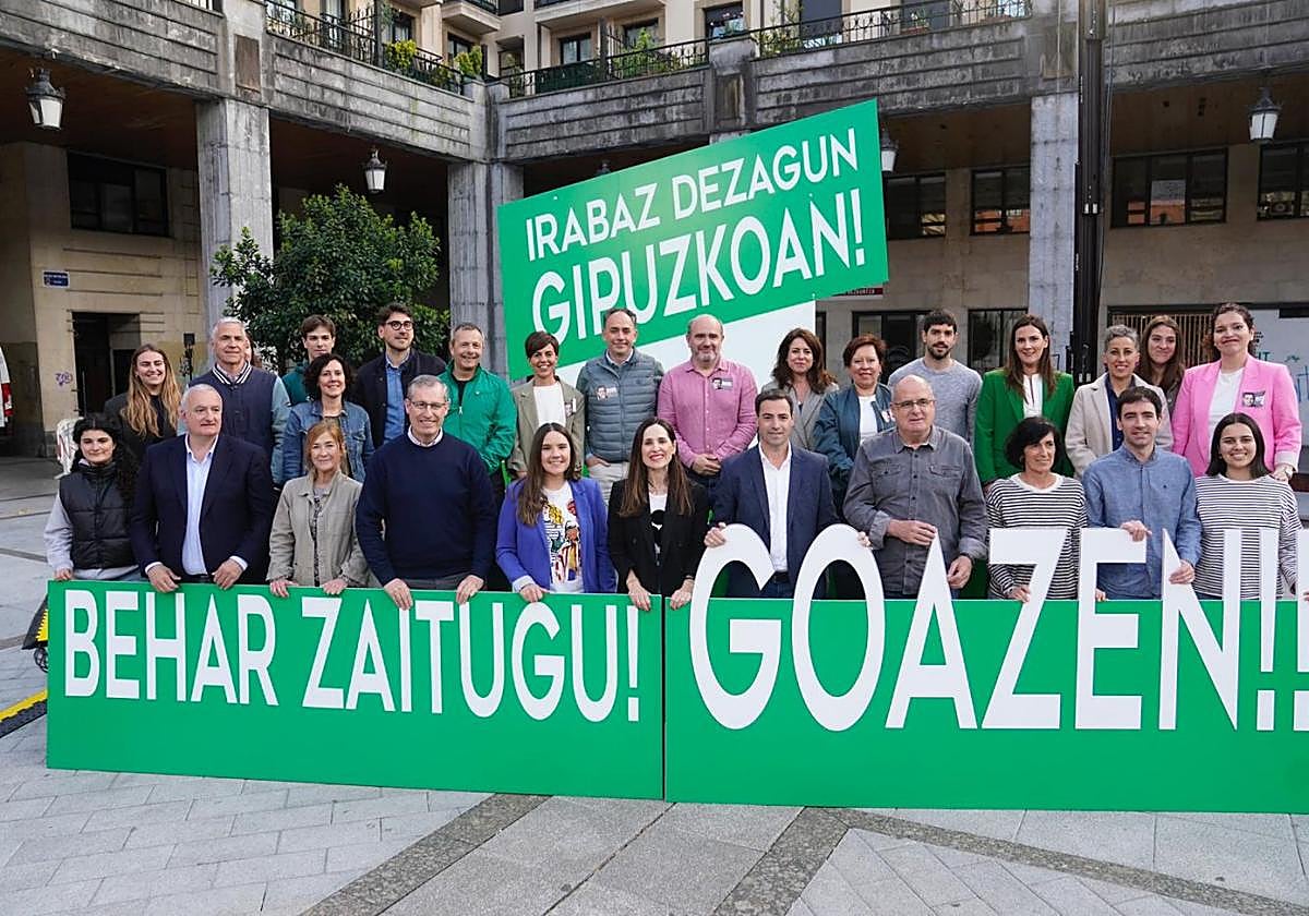 Pradales intervino en un mitin en Errenteria, acompañado por el PNV de Gipuzkoa, con Joseba Egibar y Bakartxo Tejeria a la cabeza.