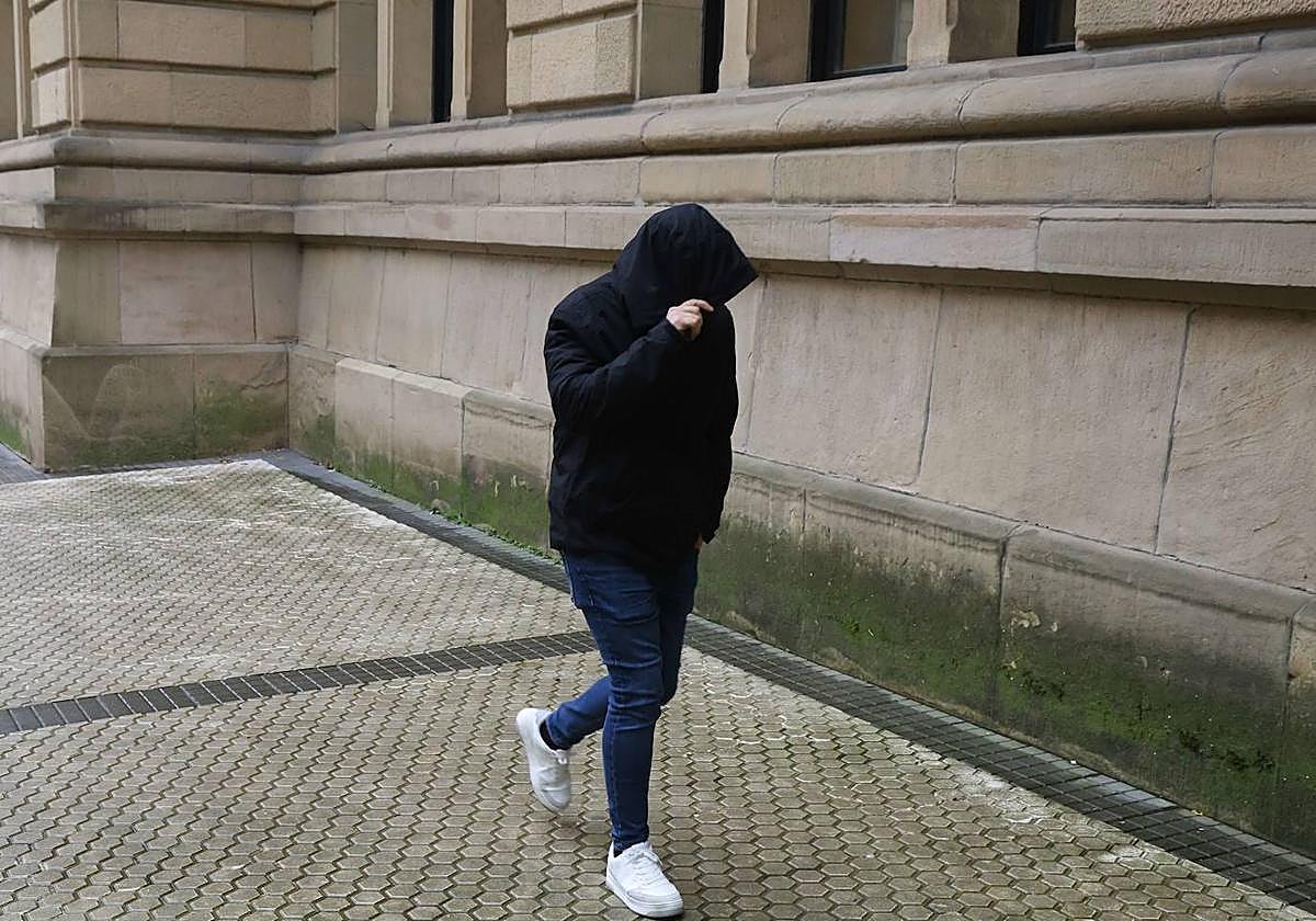 Uno de los acusados de la muerte de Santi Coca acude a juicio.