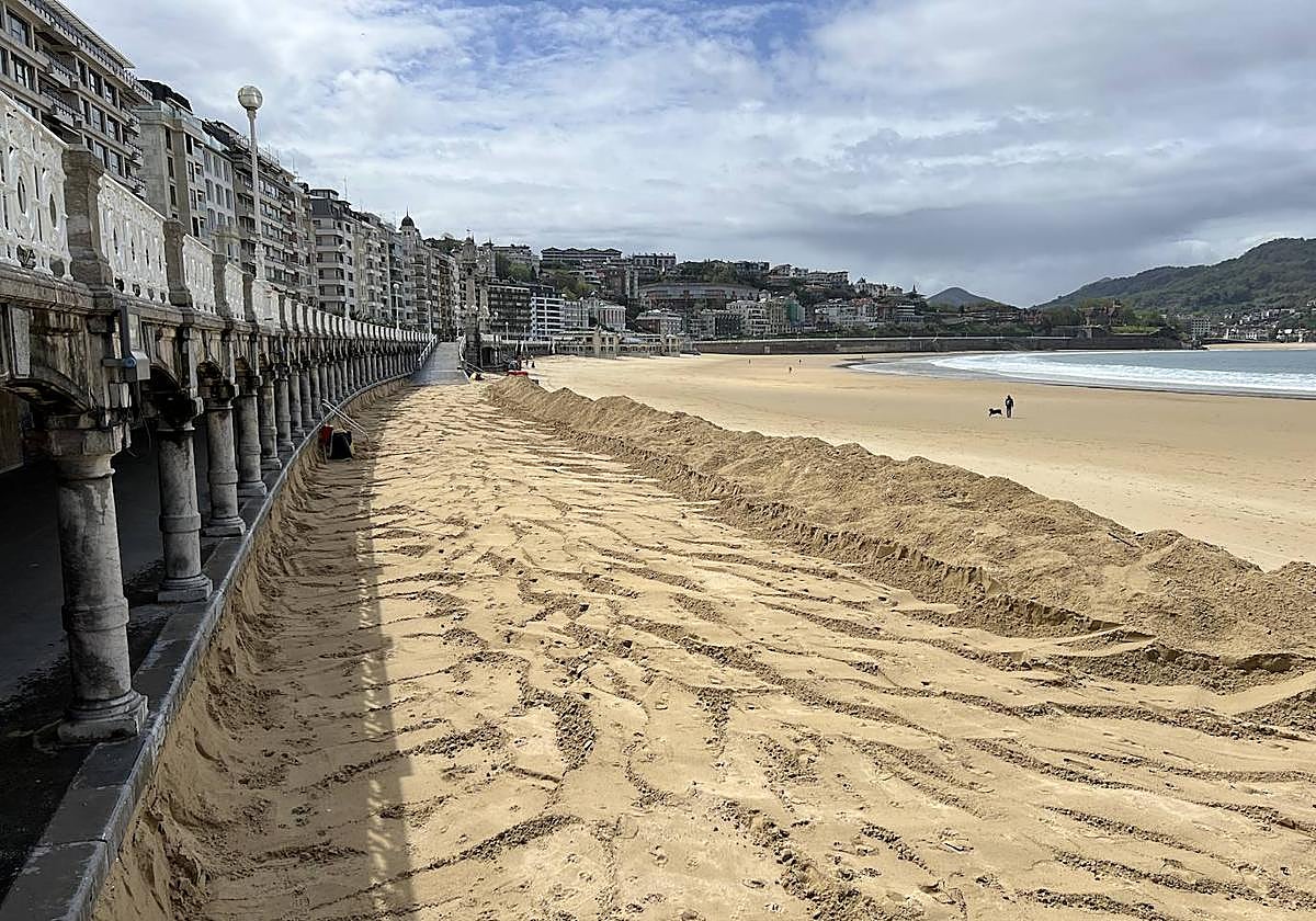 La arena en La Concha había alcanzado la altura del voladizo.