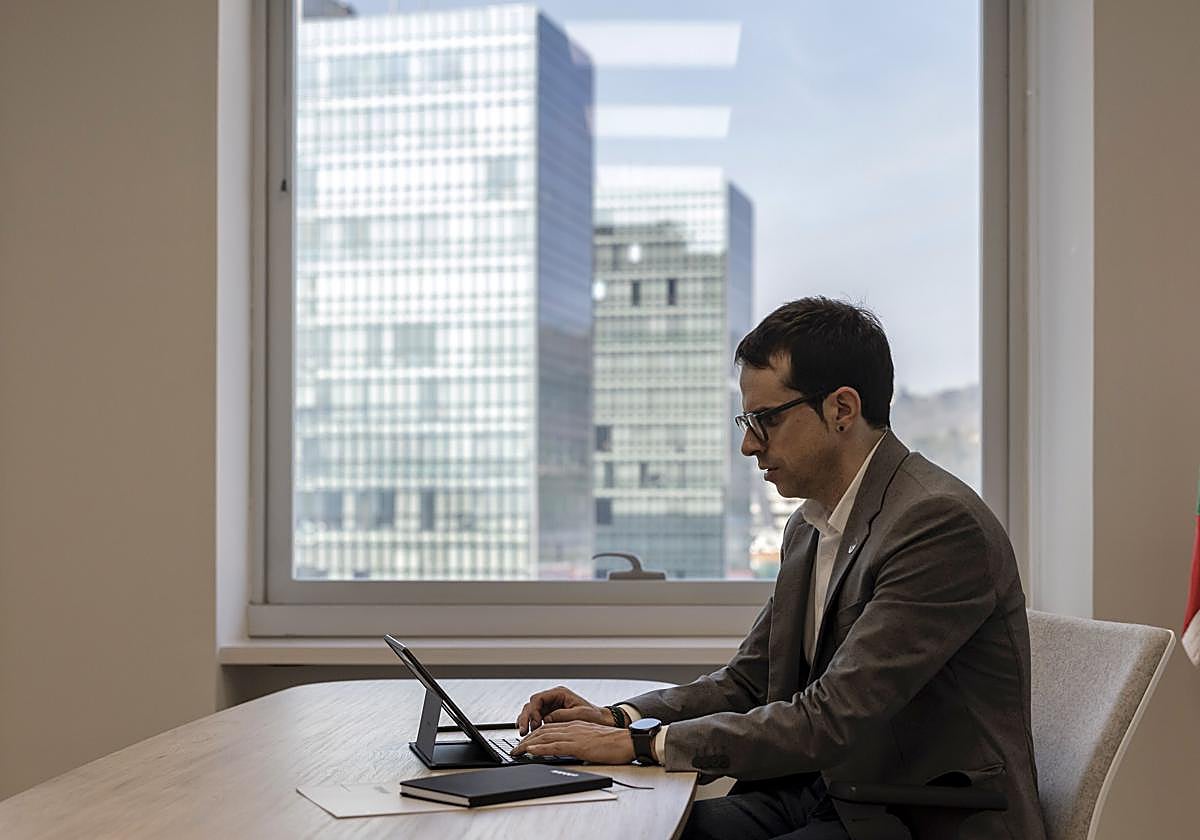Pello Otxandiano, candidato de EH Bildu en las elecciones autonómicas, en un momento de trabajo en su despacho de la sede de EH Bildu en Bilbao, junto a la ría del Nervión. Al fondo, las Torres Isozaki. El trabajo diario junto al ordenador es casi un alivio y un remanso de paz en una agenda frenética por las citas con los medios de comunicación, las grabaciones, las entrevistas, los test personales, los encuentros y los actos públicos. Otxandiano tiene tradición de debate interno, pero el escaparate público no es precisamente el flanco que más le apasiona.
