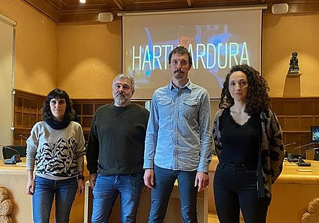 Representantes de los ayuntamientos de Astigarraga y Hernani, con sus alcaldes a la cabeza, en la comparecencia de este jueves.