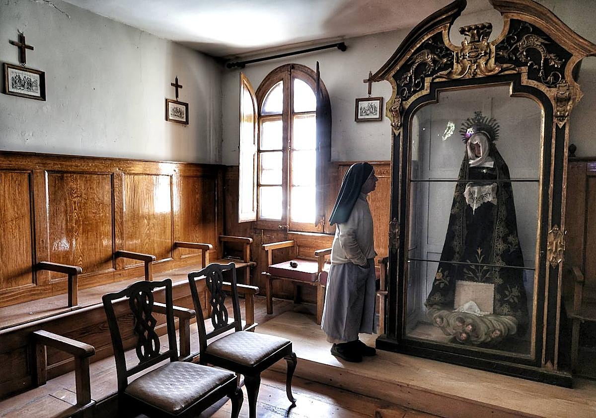 Imagen principal - La Dolorosa preside el coro, donde las monjas oían misa ocultas tras una cortina negra, imagen de los viejos tiempos, cuando el convento de Kristobaldegi estaba lleno de religiosas y la abadesa improvisa una melodía con el órgano en la vieja iglesia del convento, en desuso desde hace años. 