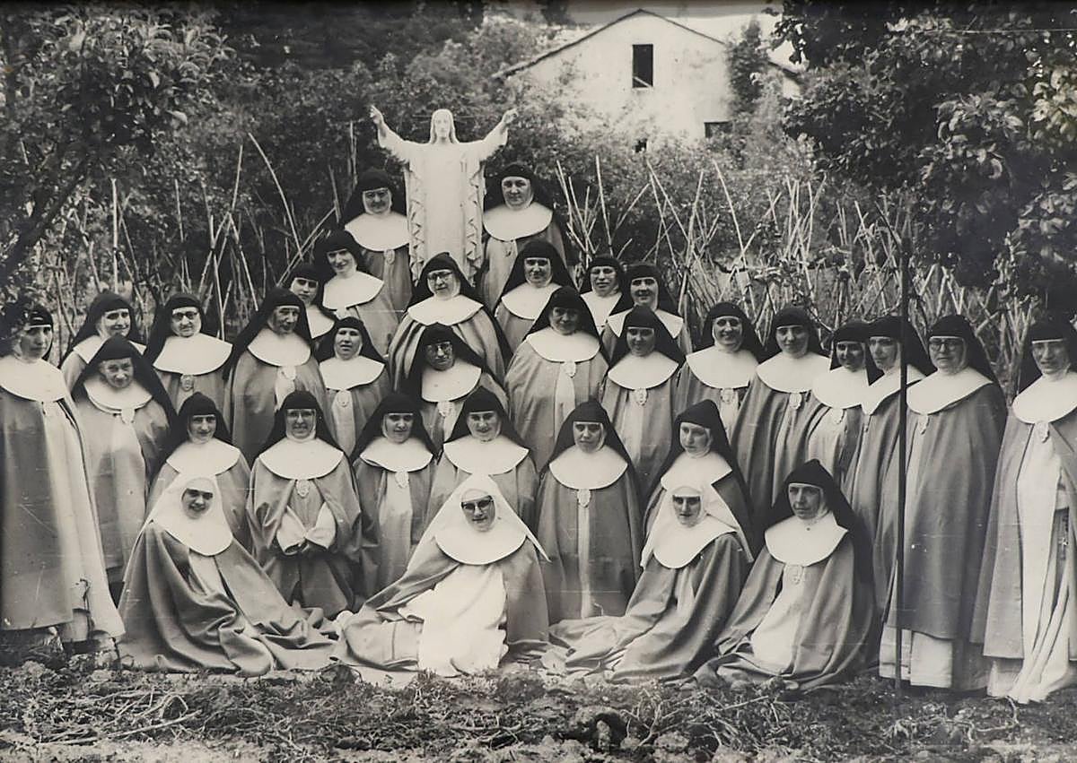 Imagen secundaria 1 - La Dolorosa preside el coro, donde las monjas oían misa ocultas tras una cortina negra, imagen de los viejos tiempos, cuando el convento de Kristobaldegi estaba lleno de religiosas y la abadesa improvisa una melodía con el órgano en la vieja iglesia del convento, en desuso desde hace años. 