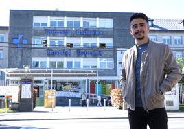 Aitor Muñoz, frente al Hospital Donostia, donde en mayo comenzará su residencia en la especialidad de Cardiología.