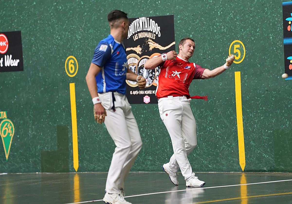 Elordi despeja una pelota de zurda ante Zabala en la pared izquierda del Ogueta.