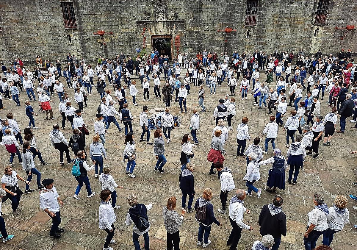 Arma Plazan eguerdian egingo dute dantza Muxiko Eguneko partaideek.