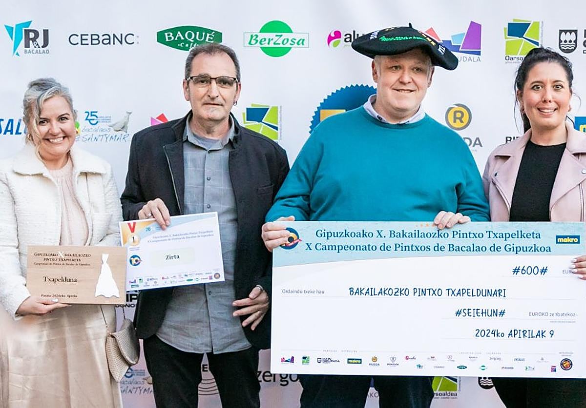 El alcalde Teo Alberro y la diputada Azahara Domíguez hicieron entrega del premio a Iker Uranga, ganador de esta décima edición.