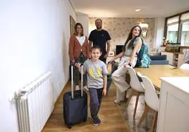 Mikel y Olatz posan con sus dos hijas en el salón de su casa de Donostia, que intercambian en vacaciones.