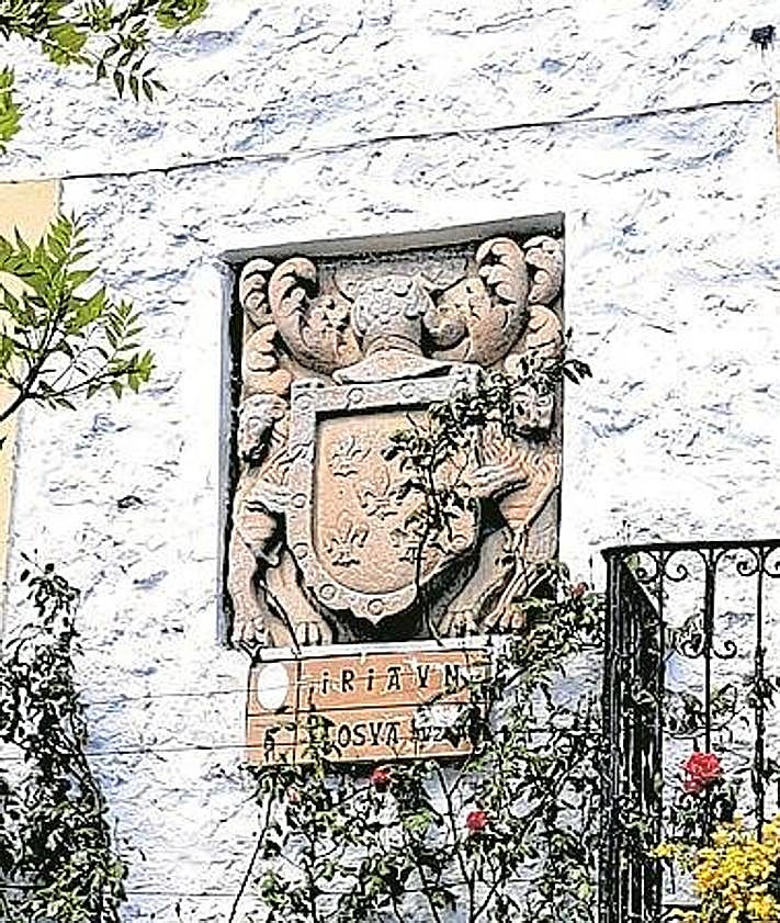 Imagen secundaria 2 - El menhir de Arribiribilleta impresiona por sus dimensiones y energía. Buzón de Irukurutzeta. Precioso escudo de la fachada del caserón Iriaun en Elosua.