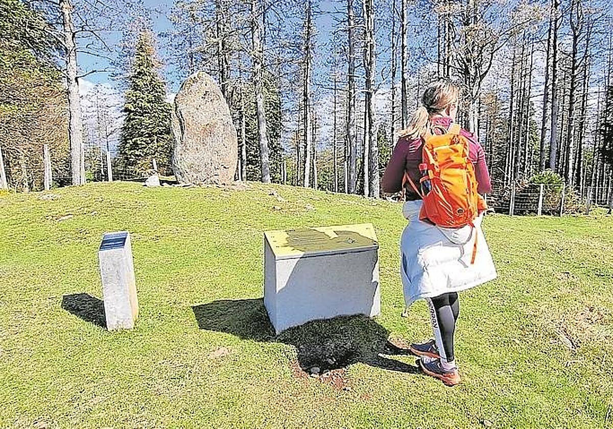 Imagen principal - El menhir de Arribiribilleta impresiona por sus dimensiones y energía. Buzón de Irukurutzeta. Precioso escudo de la fachada del caserón Iriaun en Elosua.