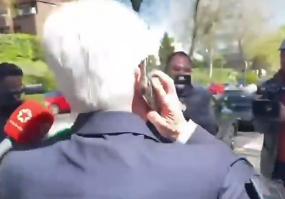 Pedro Rocha, 'hablando' por el móvil a la salida del juzgado.