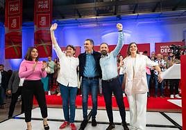 Aroa Jilete, Eneko Andueza, Pedro Sánchez, Denis Itxaso y Ane Oyarbide, en el mitin en Tabakalera de San Sebastián.