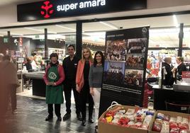 Belén Zaldibar (voluntaria de Zaporeak), César Aldea (encargado de tienda), Amaia Larrea (Relaciones Humanas de Super Amara) y Miren Cendoya (directora del Mercado San Martín).